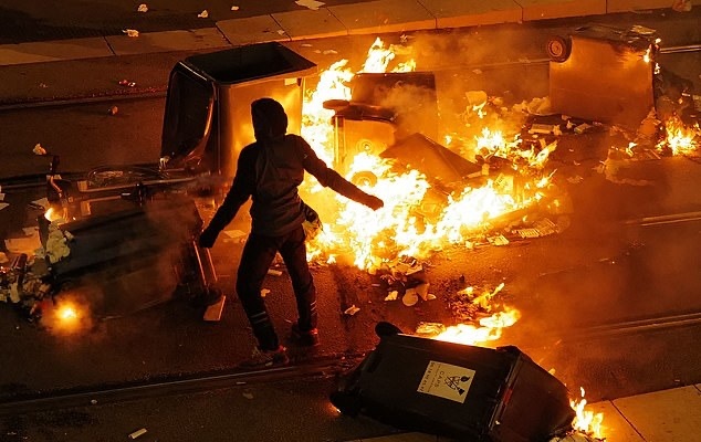 Mot CDV nhi thiet mang trong cuoc bao loan sau tran Morocco - Phap hinh anh