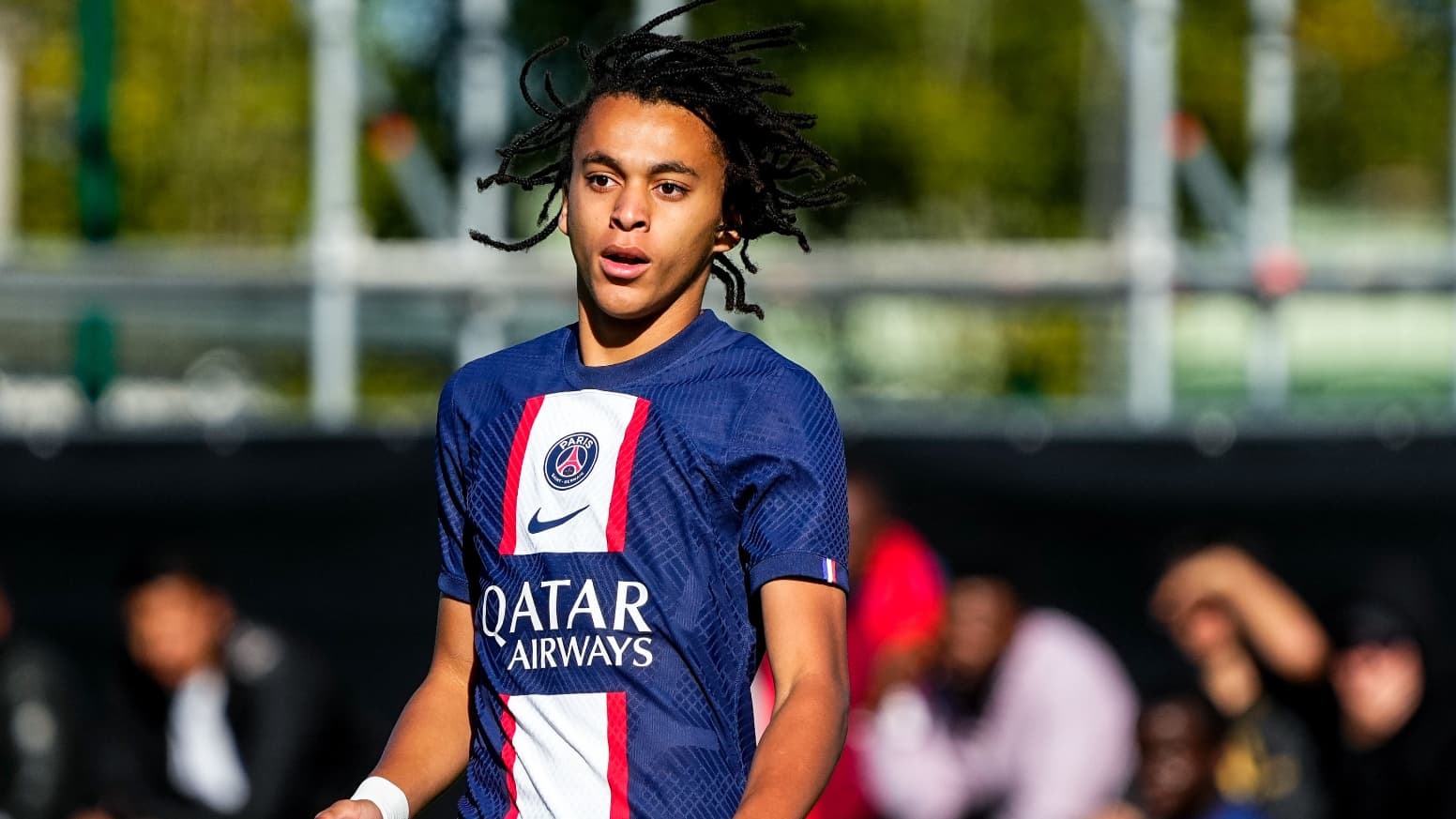 Em trai 15 tuoi cua Mbappe ra mat doi mot PSG hinh anh