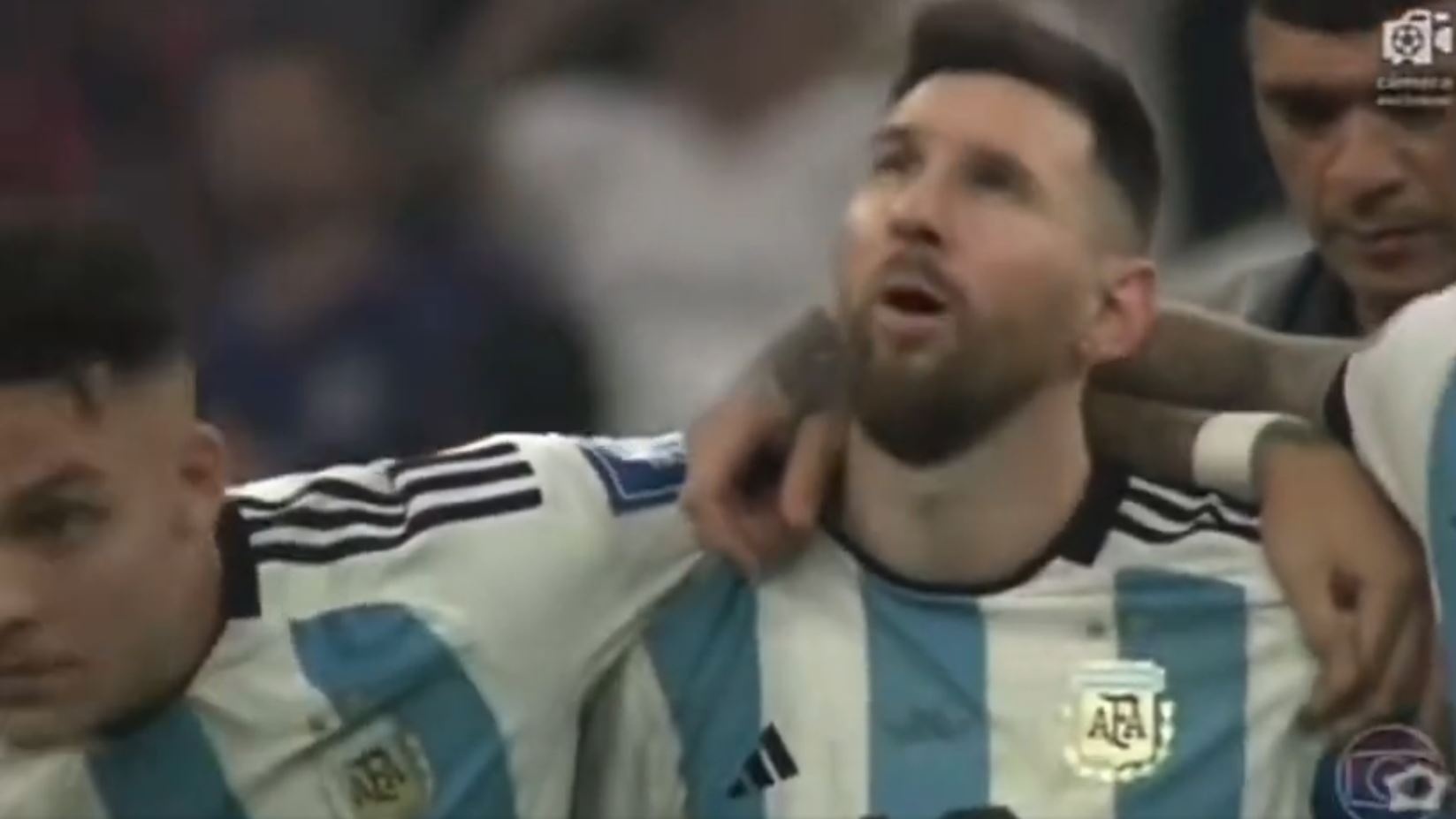 Messi cau xin Maradona o cu da 11 m quyet dinh hinh anh