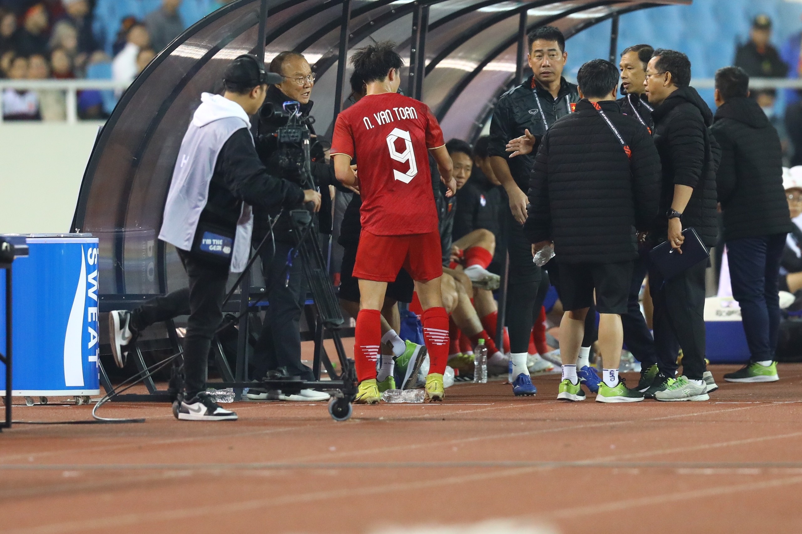 Phan ung cua Van Toan anh 9