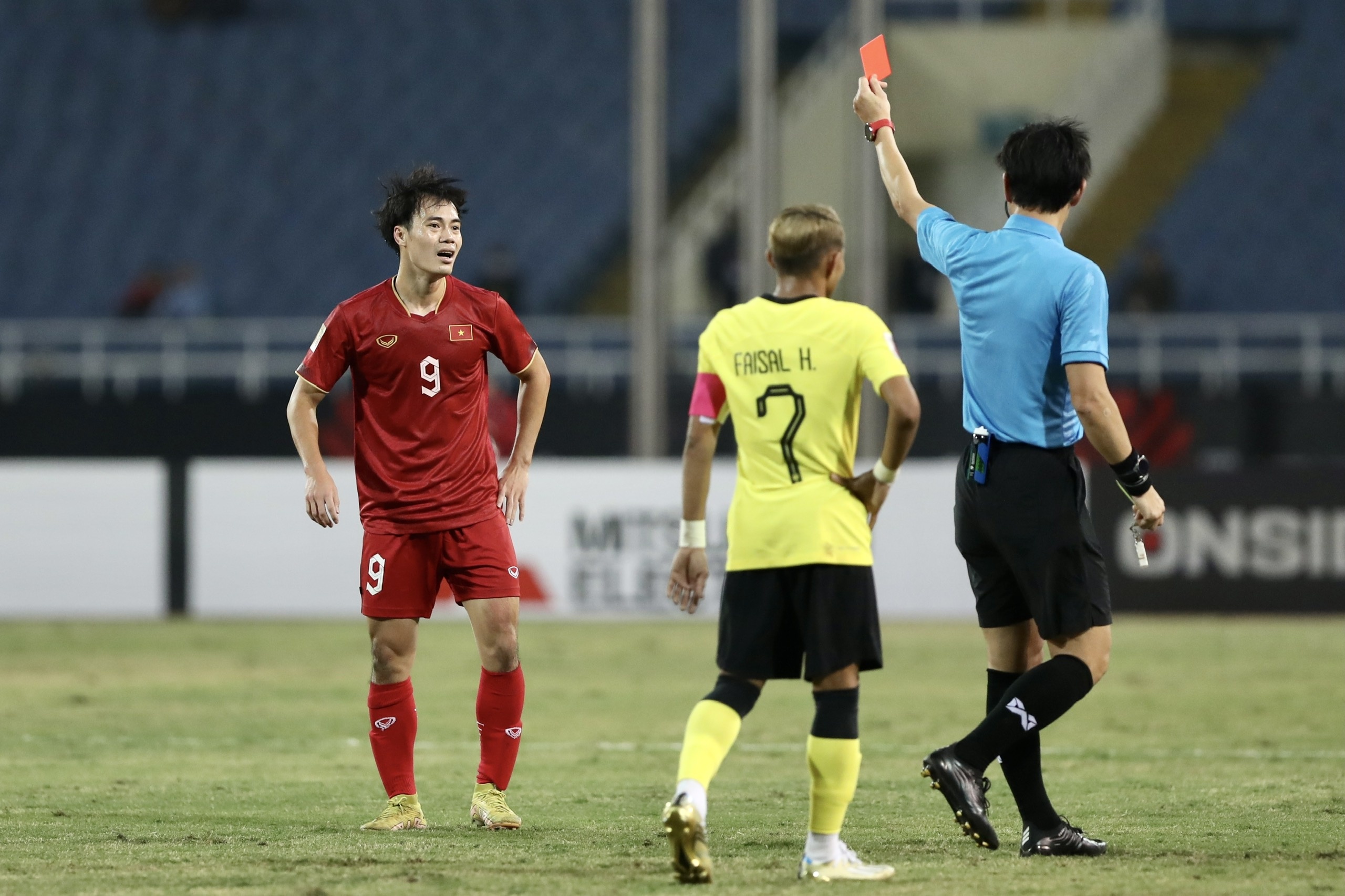 Phan ung cua Van Toan sau khi bi duoi khoi san hinh anh