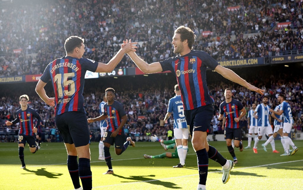 Barca giu ngoi dau La Liga khi ket thuc nam 2022 hinh anh