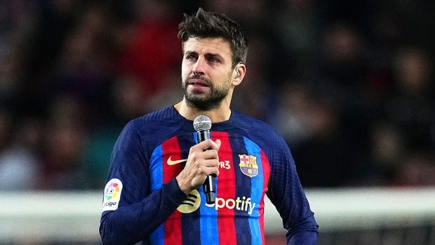Gerard Pique sap tro lai thi dau? hinh anh
