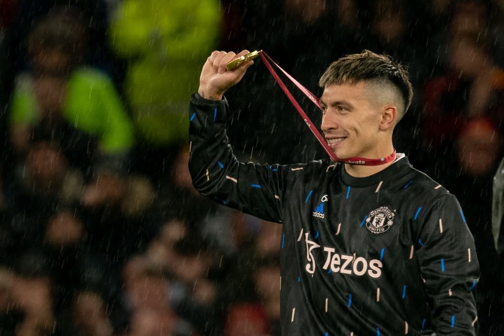 Cau thu MU khoe huy chuong vang World Cup hinh anh