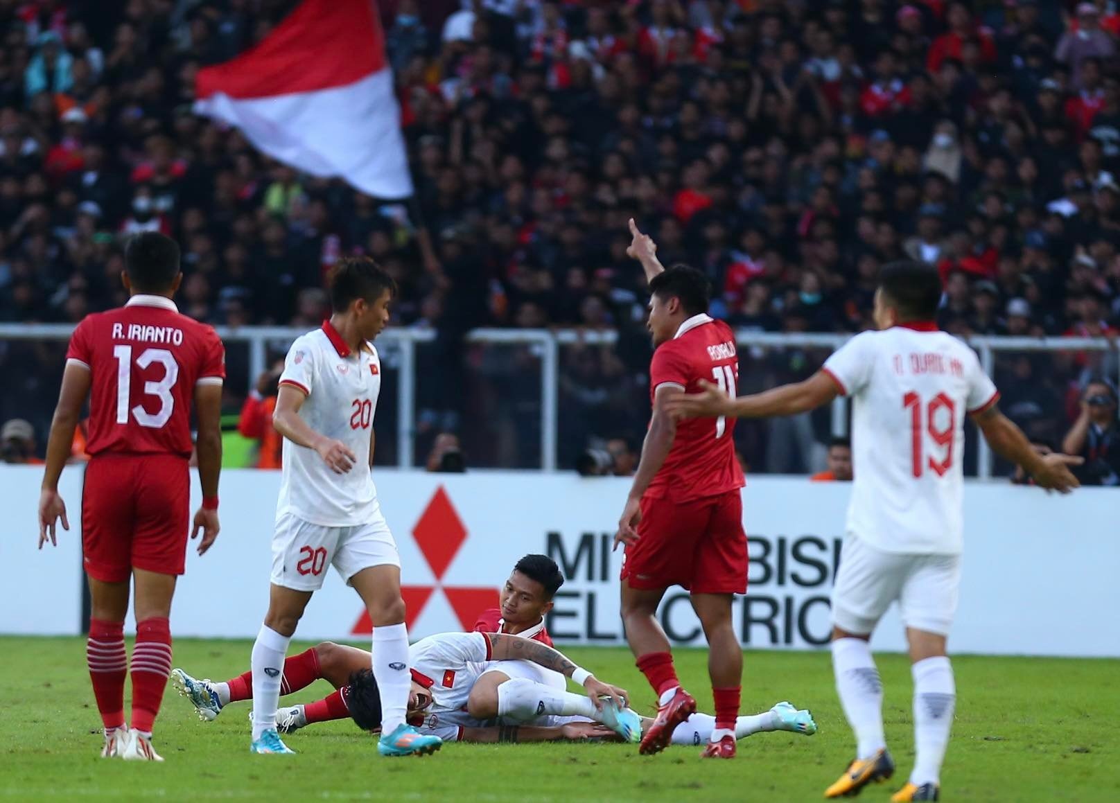 Tinh huong cau thu Viet Nam va Indonesia xo xat hinh anh