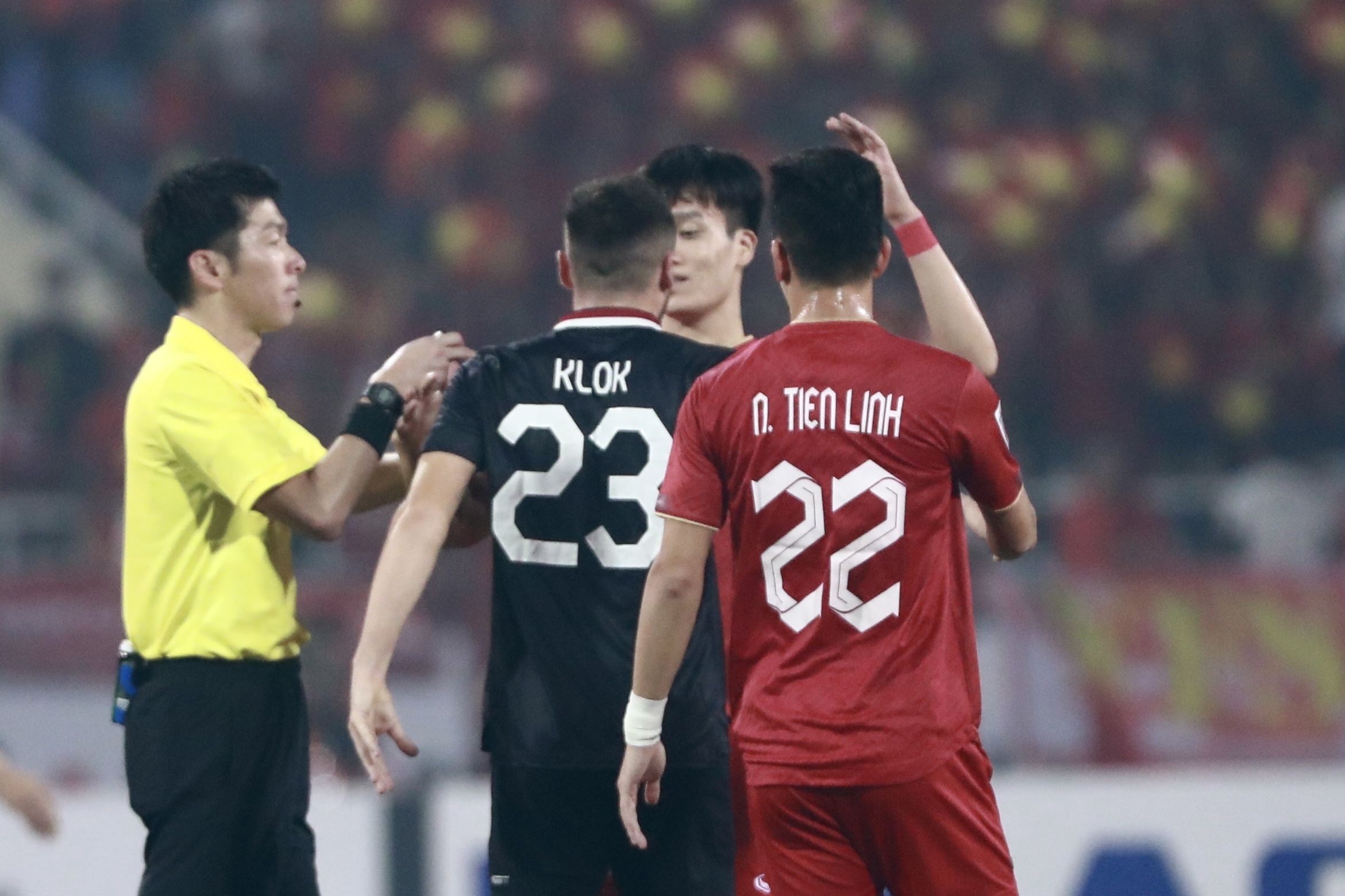 Cau thu Indonesia noi nong anh 7