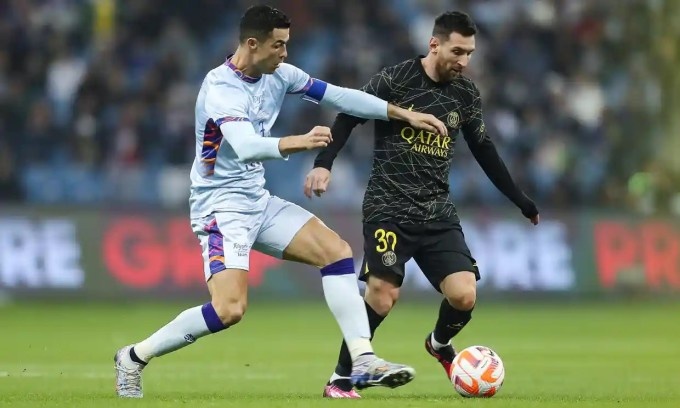 Ronaldo tac bong Messi anh 2