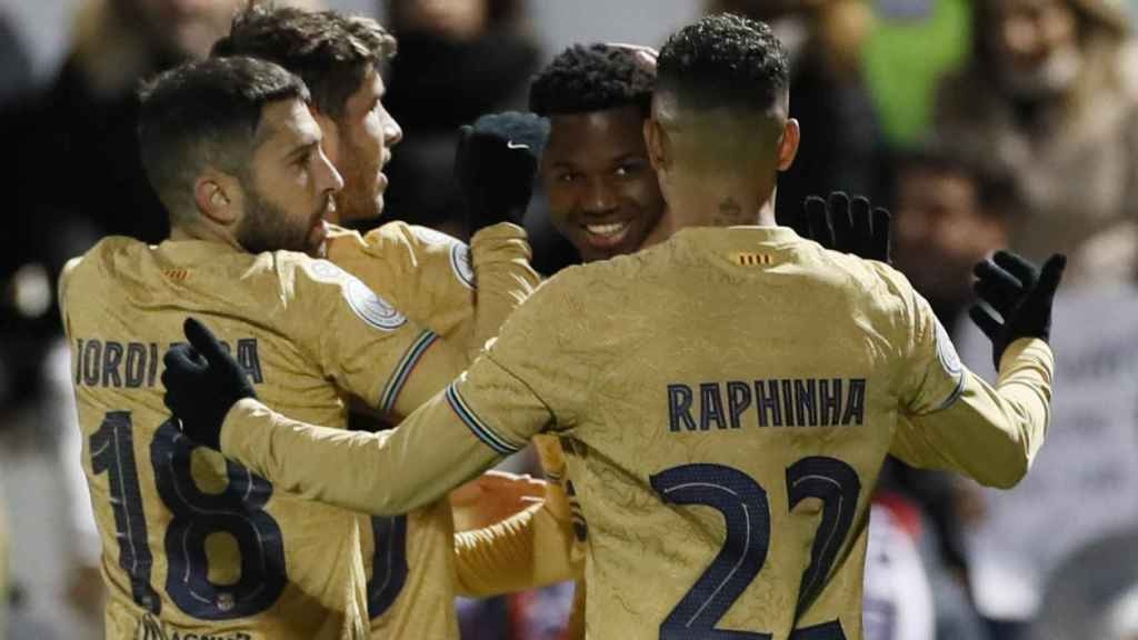 Thang de 5-0, Barca bat bai tran thu 10 lien tiep hinh anh