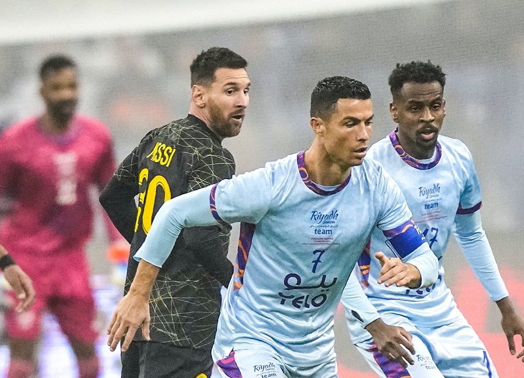 Ronaldo tac bong Messi anh 7