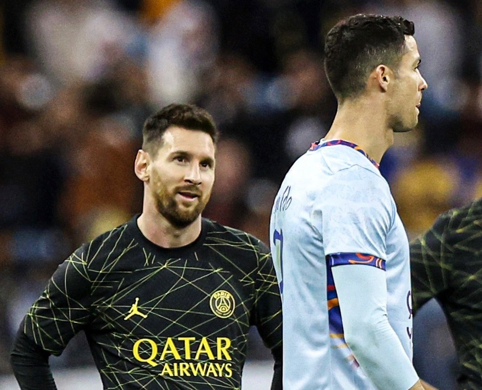 Ronaldo tac bong Messi anh 3