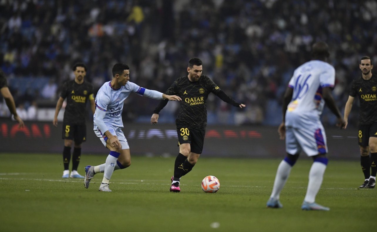 Ronaldo tac bong Messi anh 1