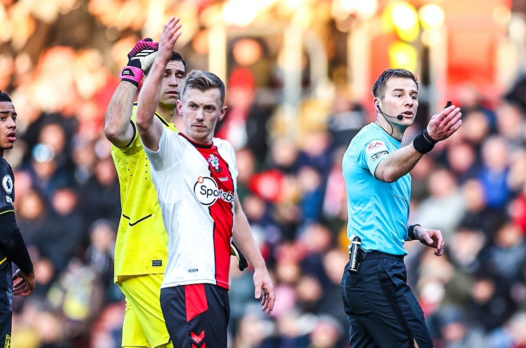 Premier League bi hoan anh 4