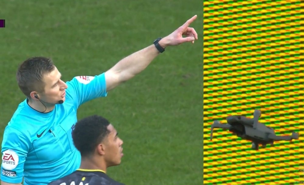 Su co khien tran dau o Premier League bi hoan hon 10 phut hinh anh