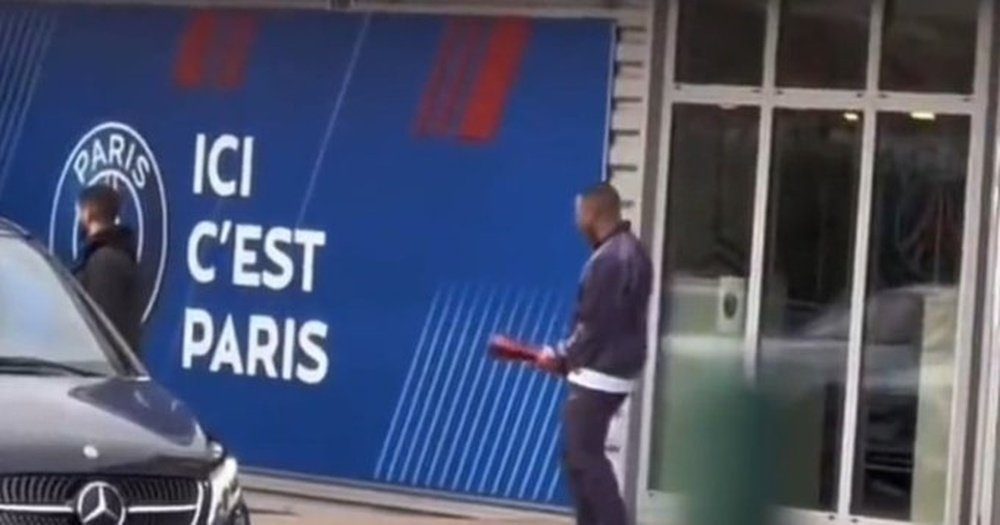 Mbappe tai hien man an mung phan cam cua Martinez hinh anh