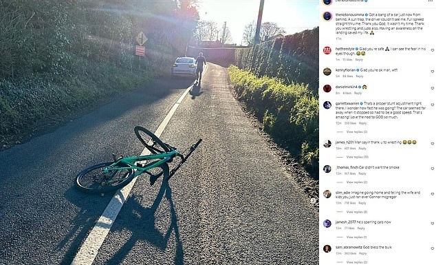 Conor McGregor bi oto tong trong luc dap xe hinh anh