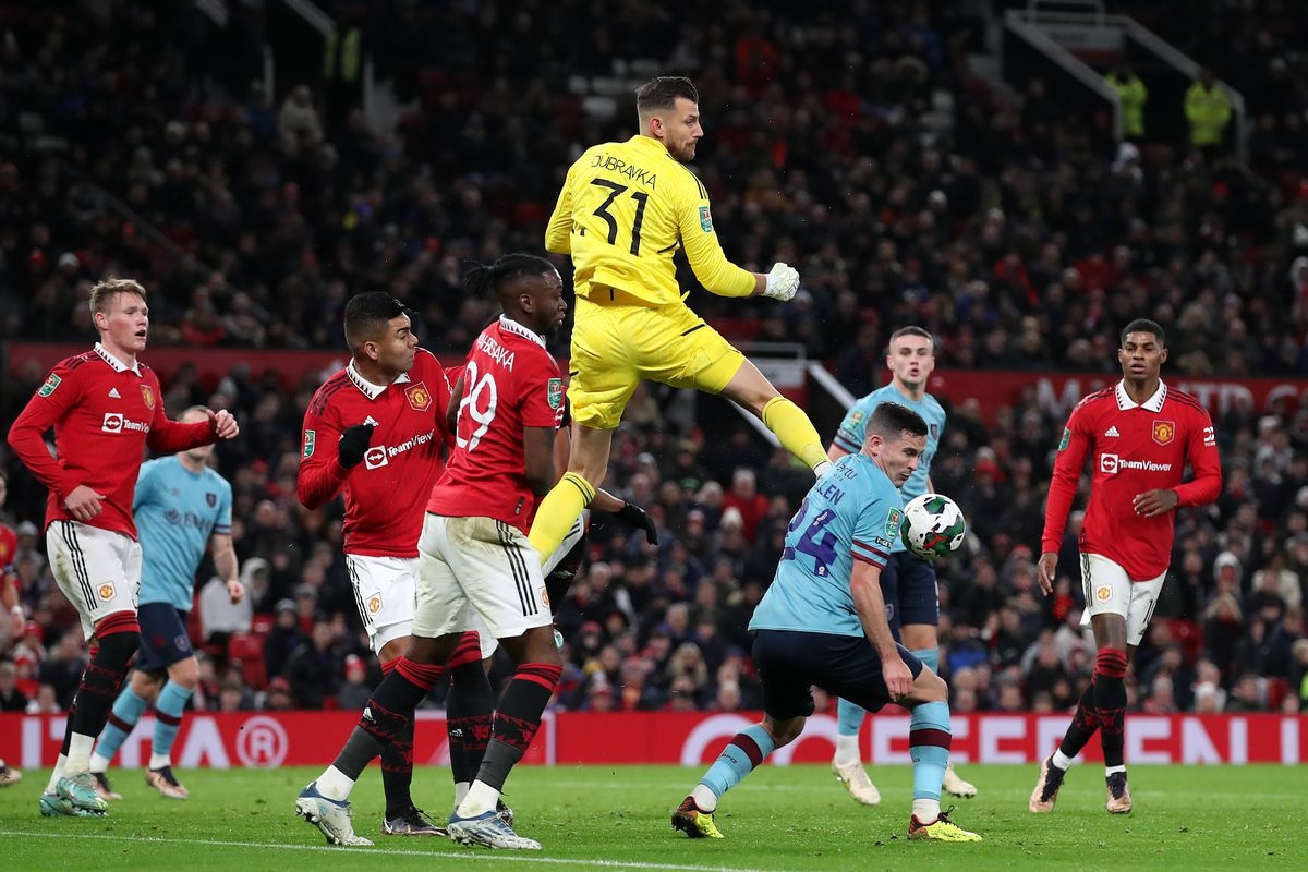 2 cau thu roi MU anh 9