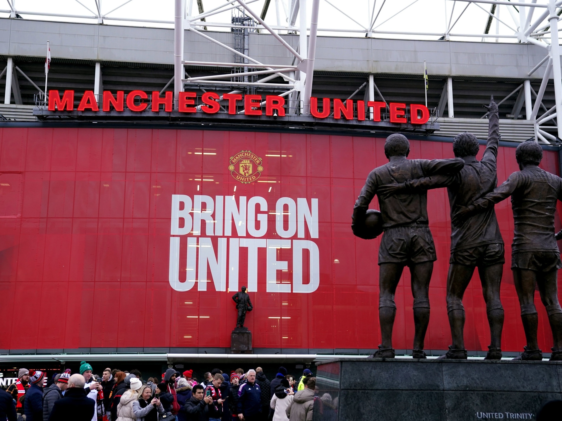 Cach gioi chu Qatar mua lai MU du so huu PSG hinh anh