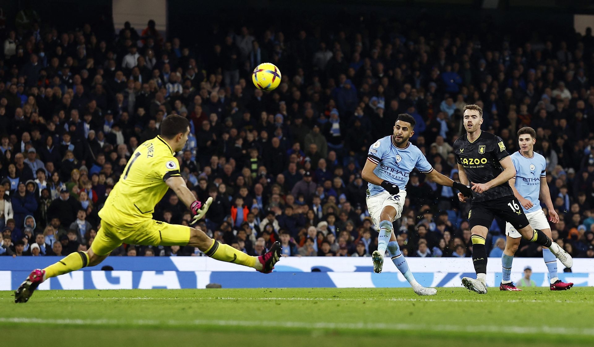 Man City chi con kem Arsenal 3 diem hinh anh