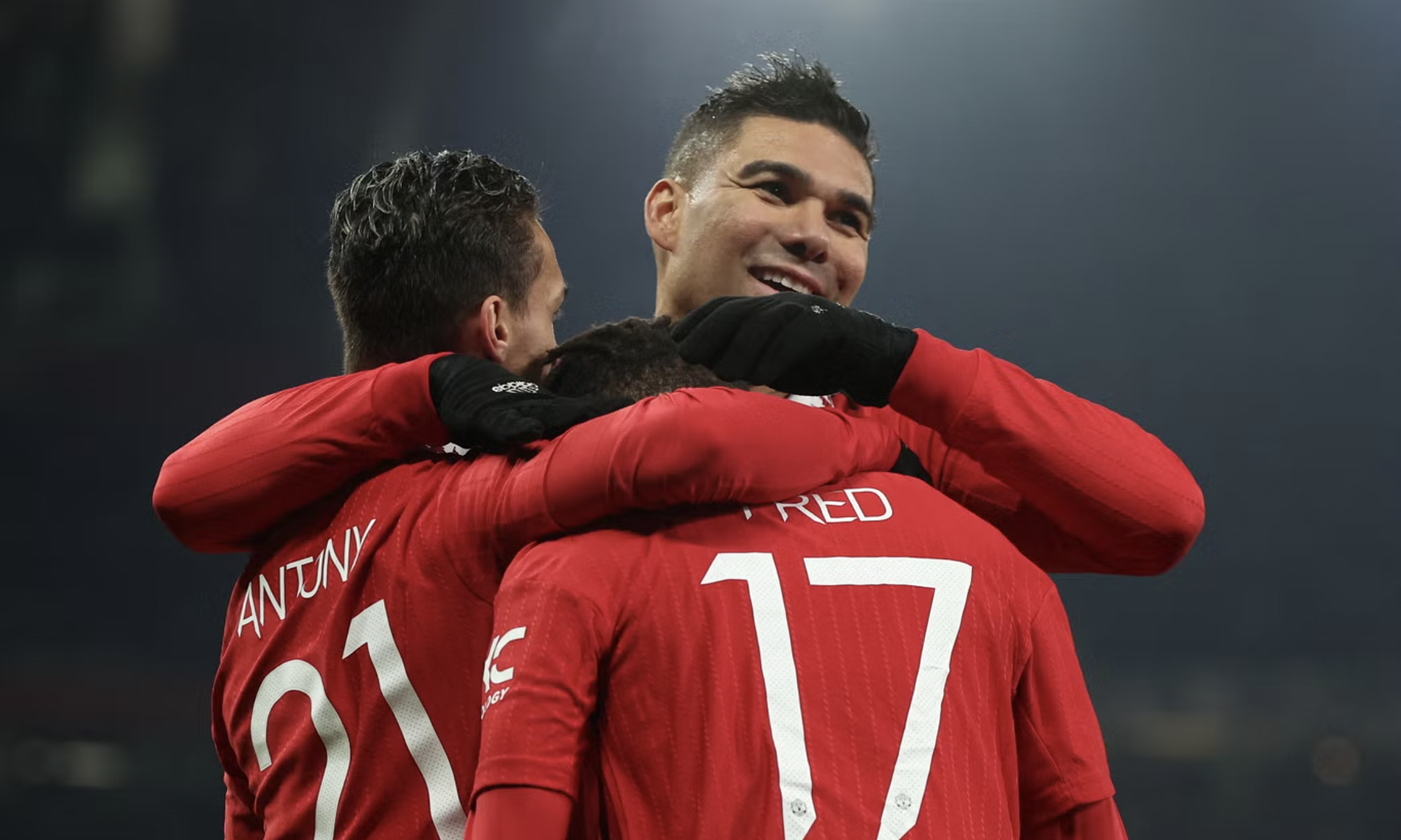 Ke hoach ban 6 cau thu, bo sung 2 tan binh cua MU hinh anh