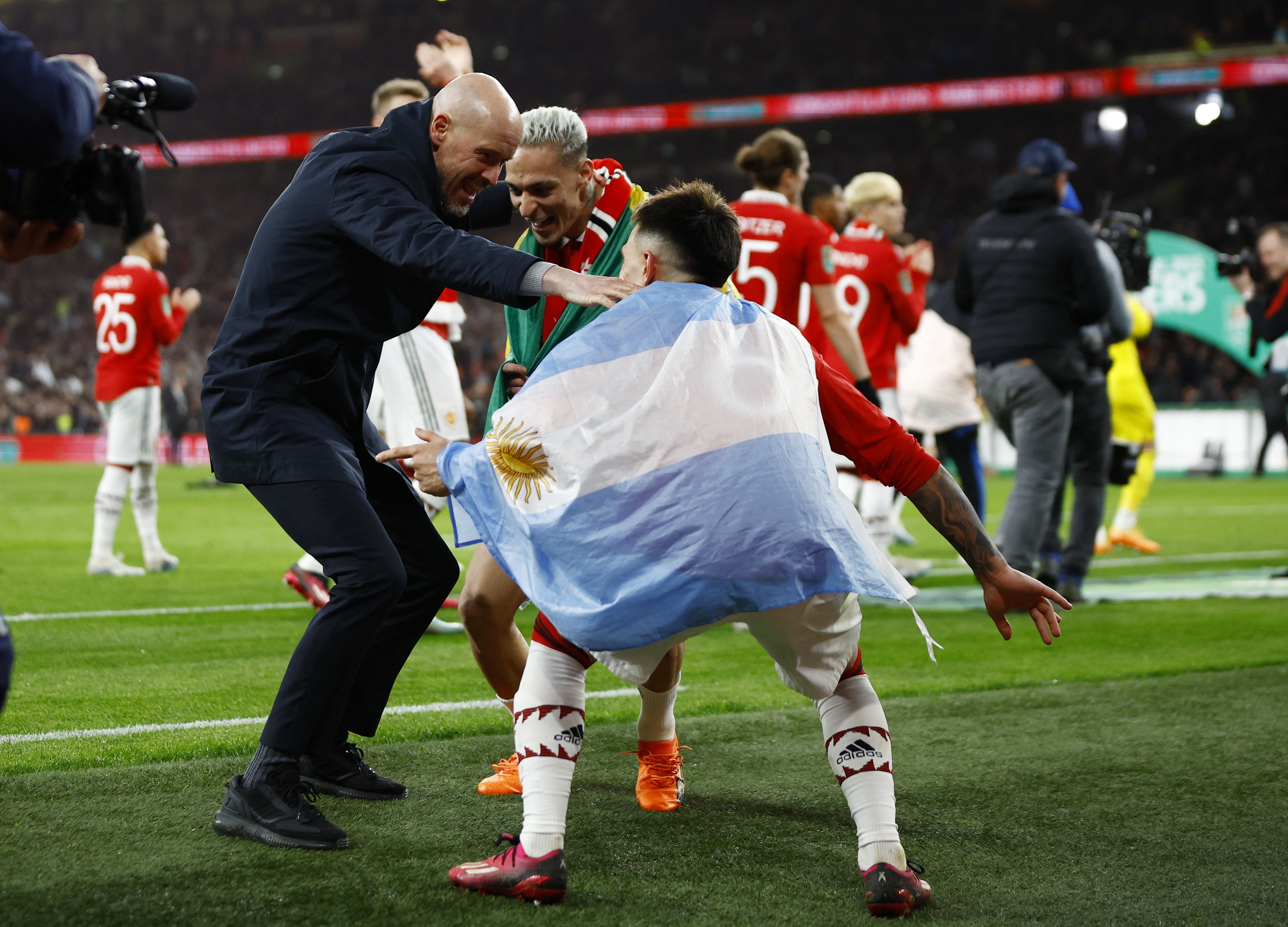 Piers Morgan che nhao man an mung cua HLV Ten Hag hinh anh