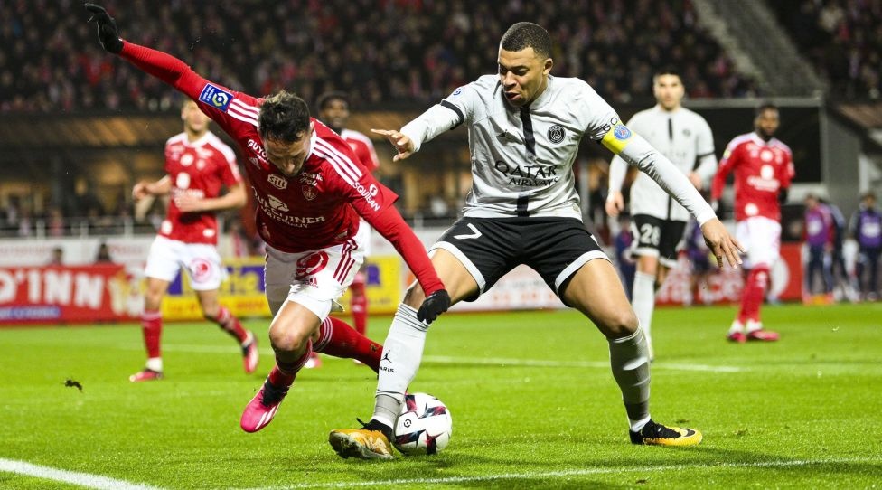 Mbappe thoat the do sau hanh dong phi the thao hinh anh