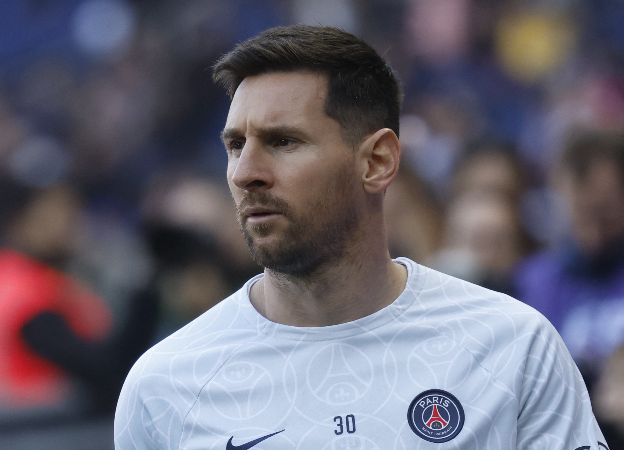 Messi bat ngo nghi tap tai PSG hinh anh