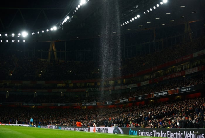 San Emirates bi thung mai hinh anh