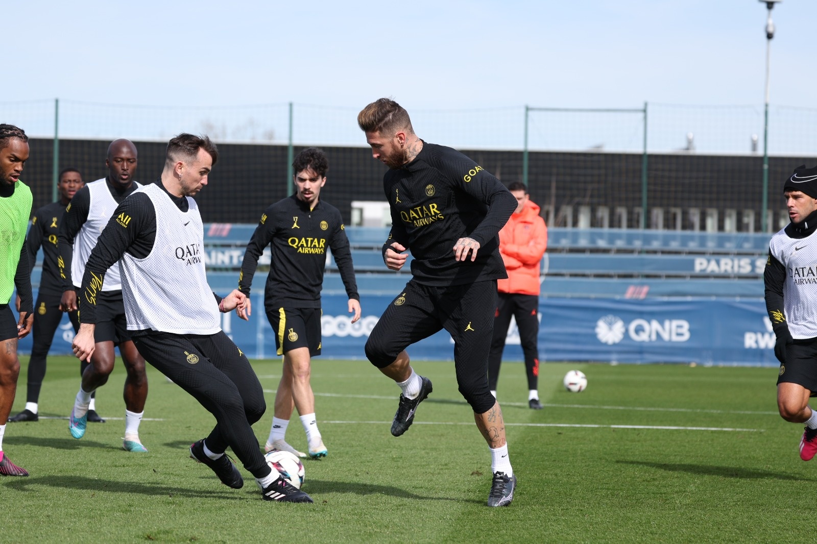 Messi bat ngo nghi tap anh 1