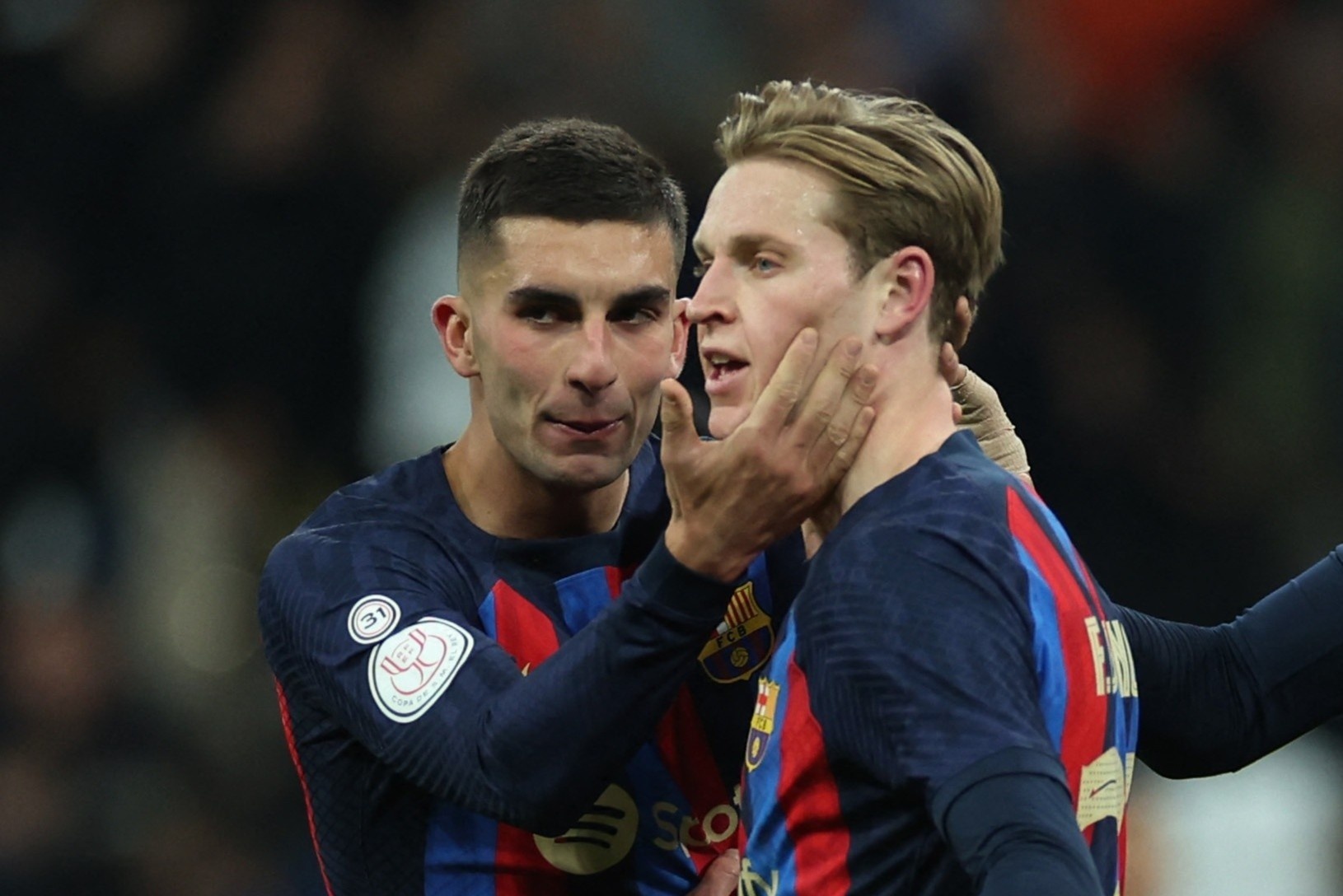 MU truoc co hoi chieu mo De Jong hinh anh