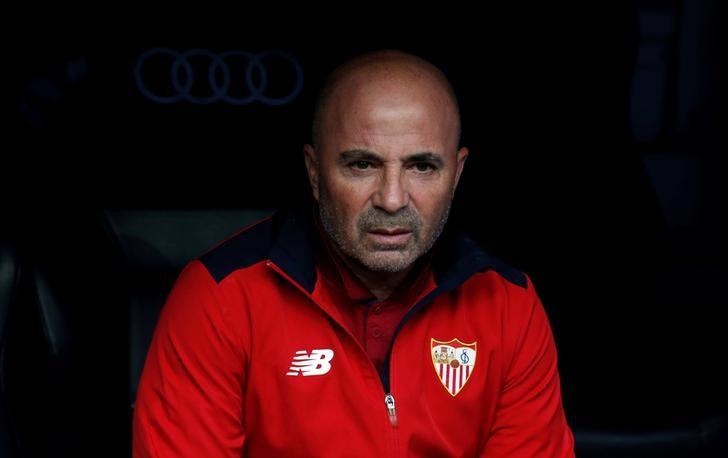 Doi thu cua MU sa thai HLV truoc tu ket Europa League hinh anh