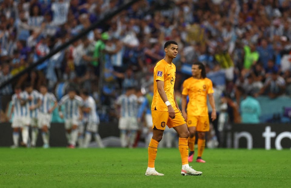 Virus la tan cong, 5 cau thu roi tuyen Ha Lan hinh anh