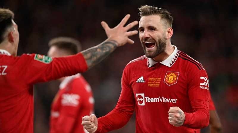 Luke Shaw gan bo voi MU them 4 nam hinh anh