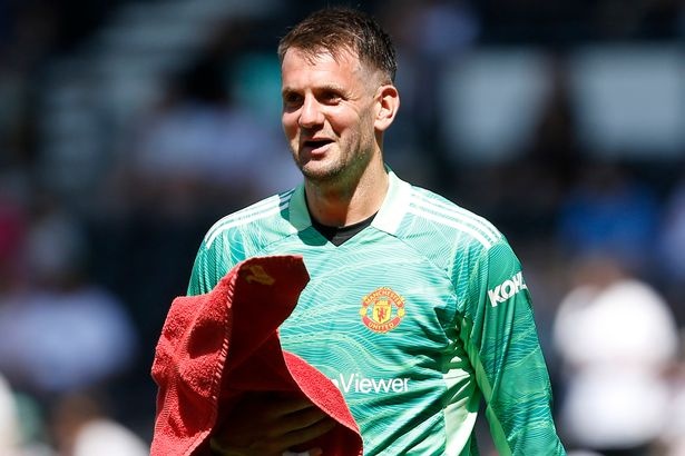 MU ban 6 cau thu anh 8