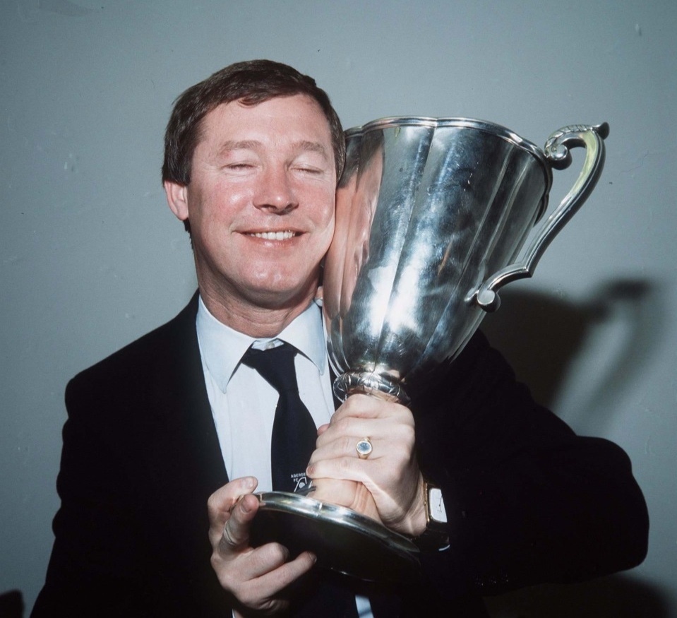 Sir Alex nhan huy chuong vo dich chau Au sau 40 nam hinh anh