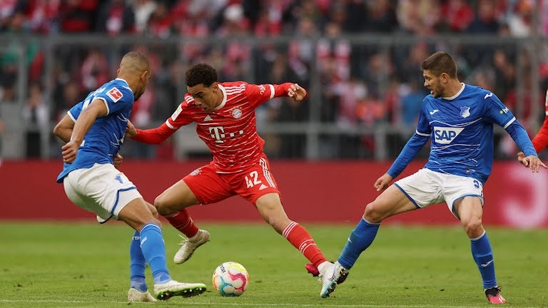 Cuoc dua vo dich Bundesliga kho doan hinh anh