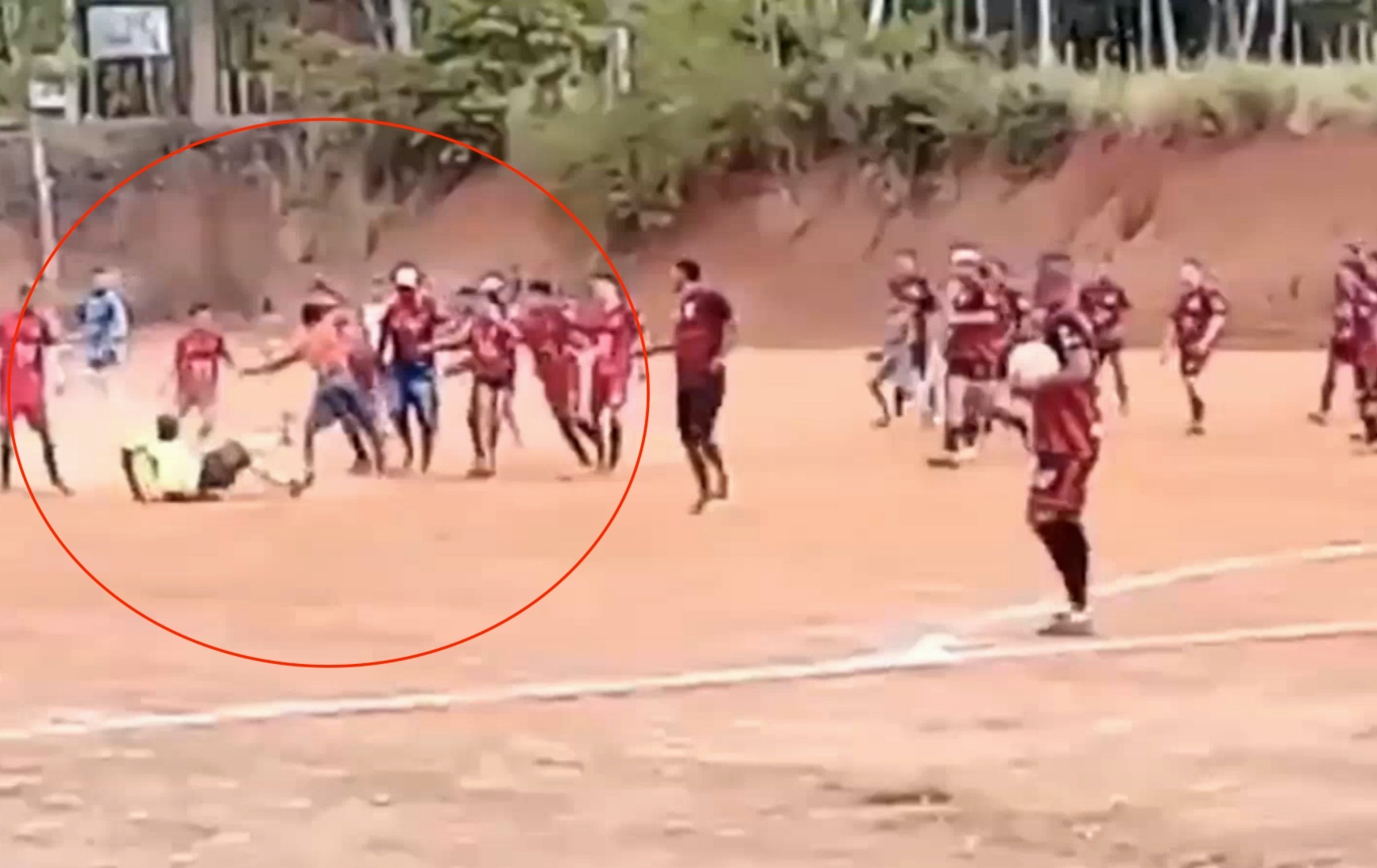 Trong tai cam dao dam cau thu o Brazil hinh anh