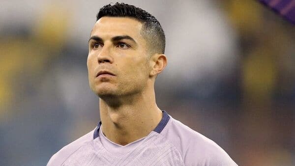 Fan doi truc xuat Ronaldo khoi Saudi Arabia hinh anh