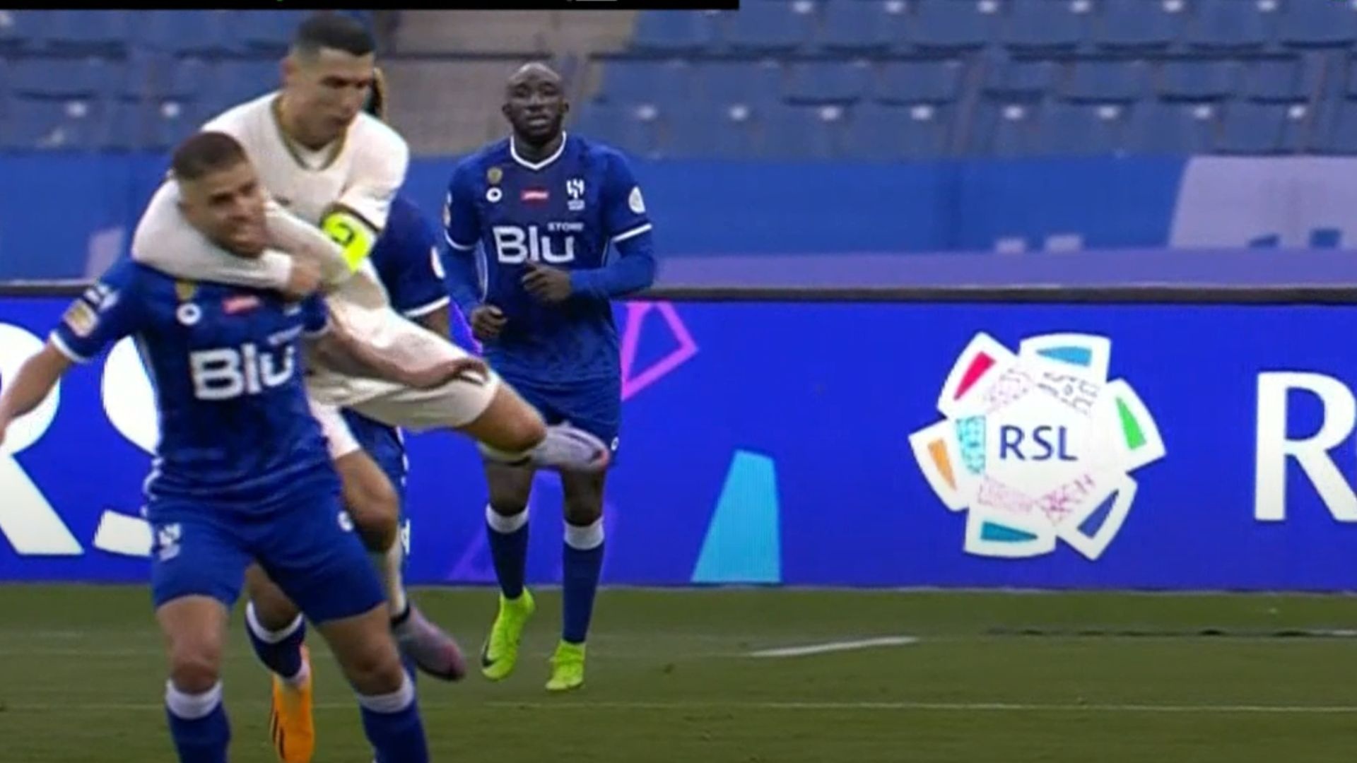 Ronaldo cu chi khiem nha anh 2