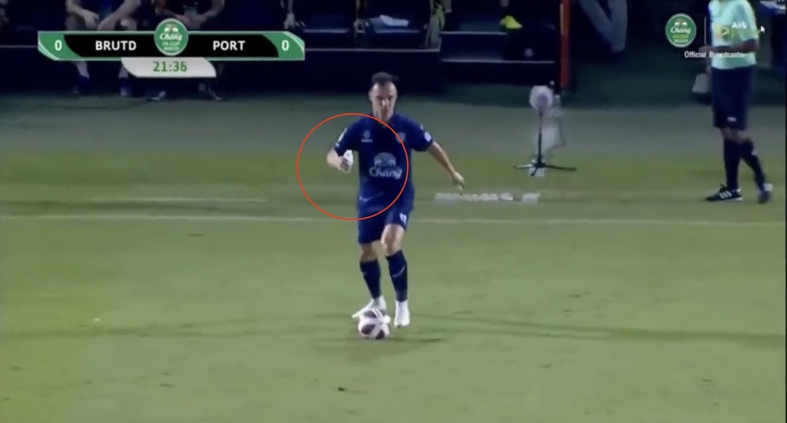 Hau ve Malaysia da bong voi chai nuoc tren tay hinh anh