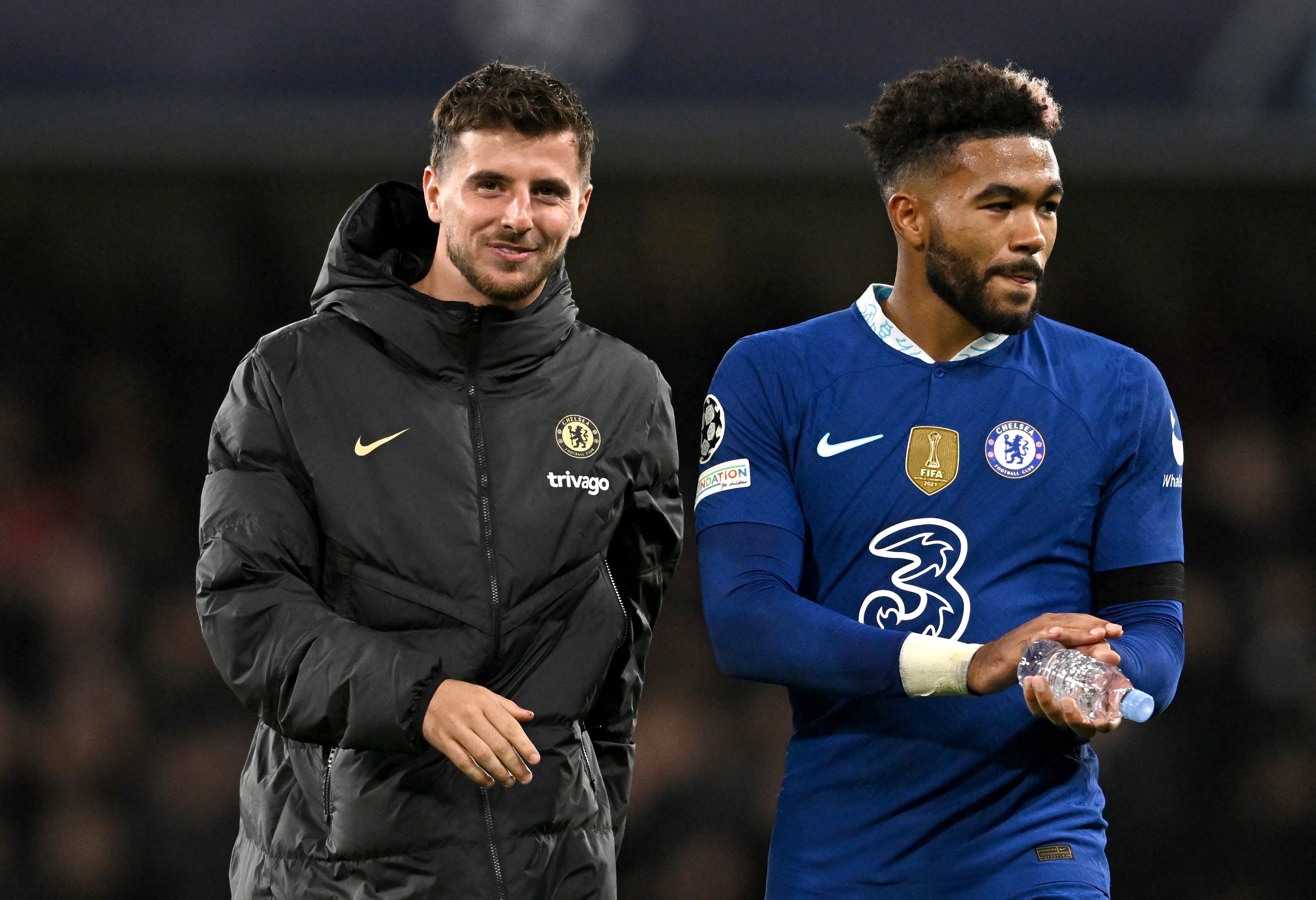 Hai cau thu Chelsea nghi het mua hinh anh