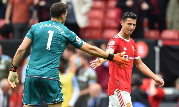 Emiliano Martinez khien Ronaldo boi roi nho Messi hien ke hinh anh