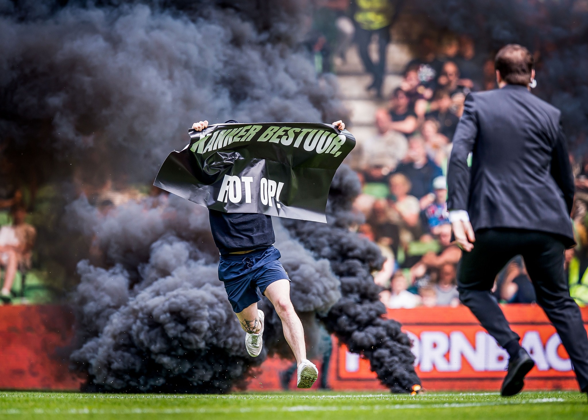 Tran dau Ajax bi huy anh 2