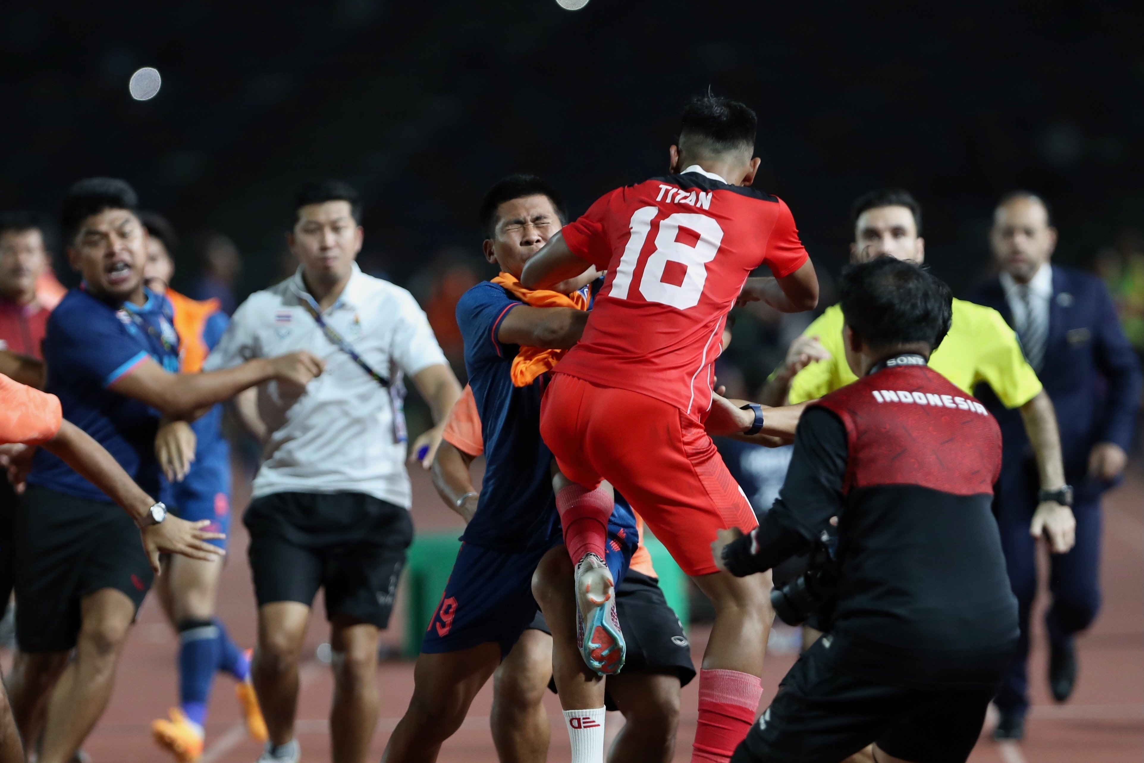 Hai doi Thai Lan va Indonesia au da cuoi tran chung ket SEA Games 32 hinh anh