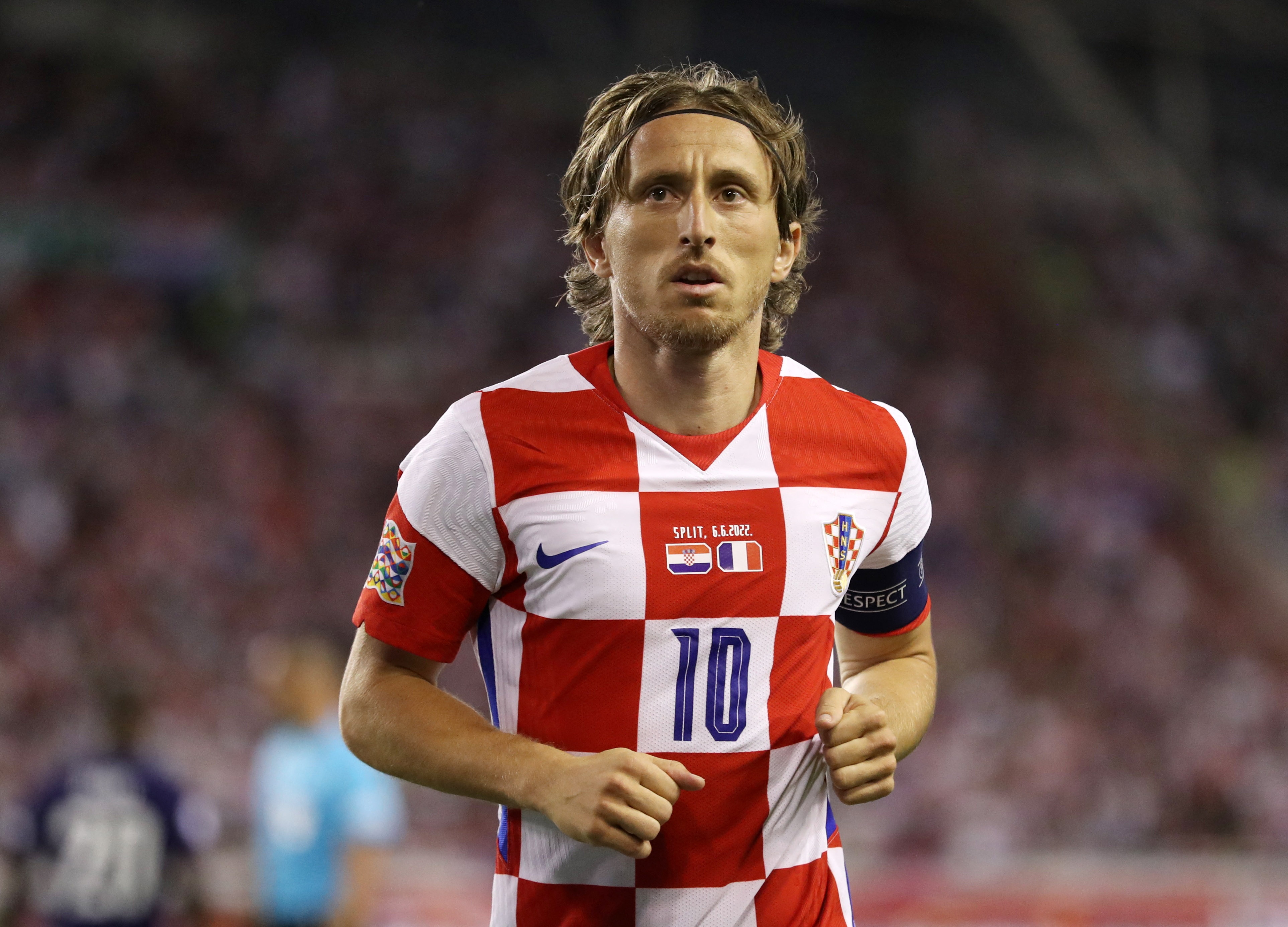 Modric di nguoc xu huong hinh anh
