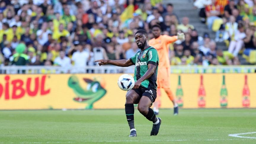 Cau thu vo danh danh bai ca Mbappe lan Messi hinh anh