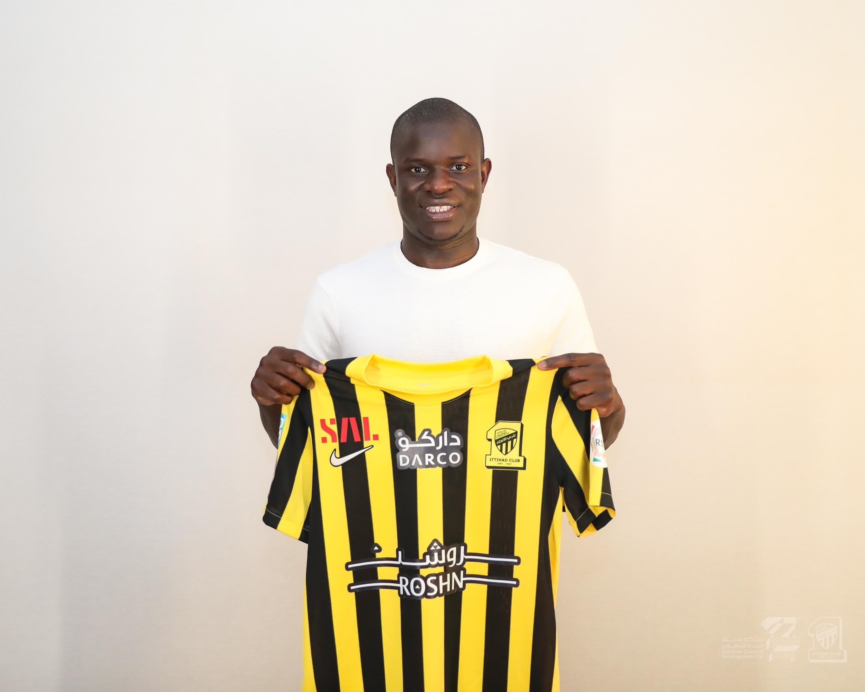 Kante ra mat doi bong moi hinh anh