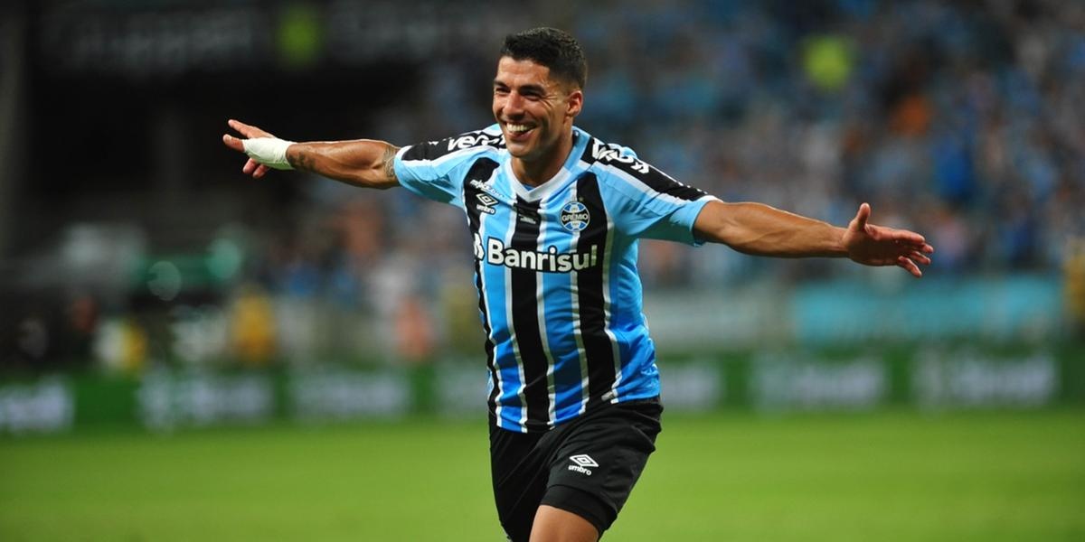 Luis Suarez nguy co lap chan gia hinh anh