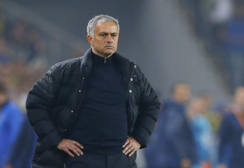 Mourinho bo Hoi dong Bong da UEFA hinh anh