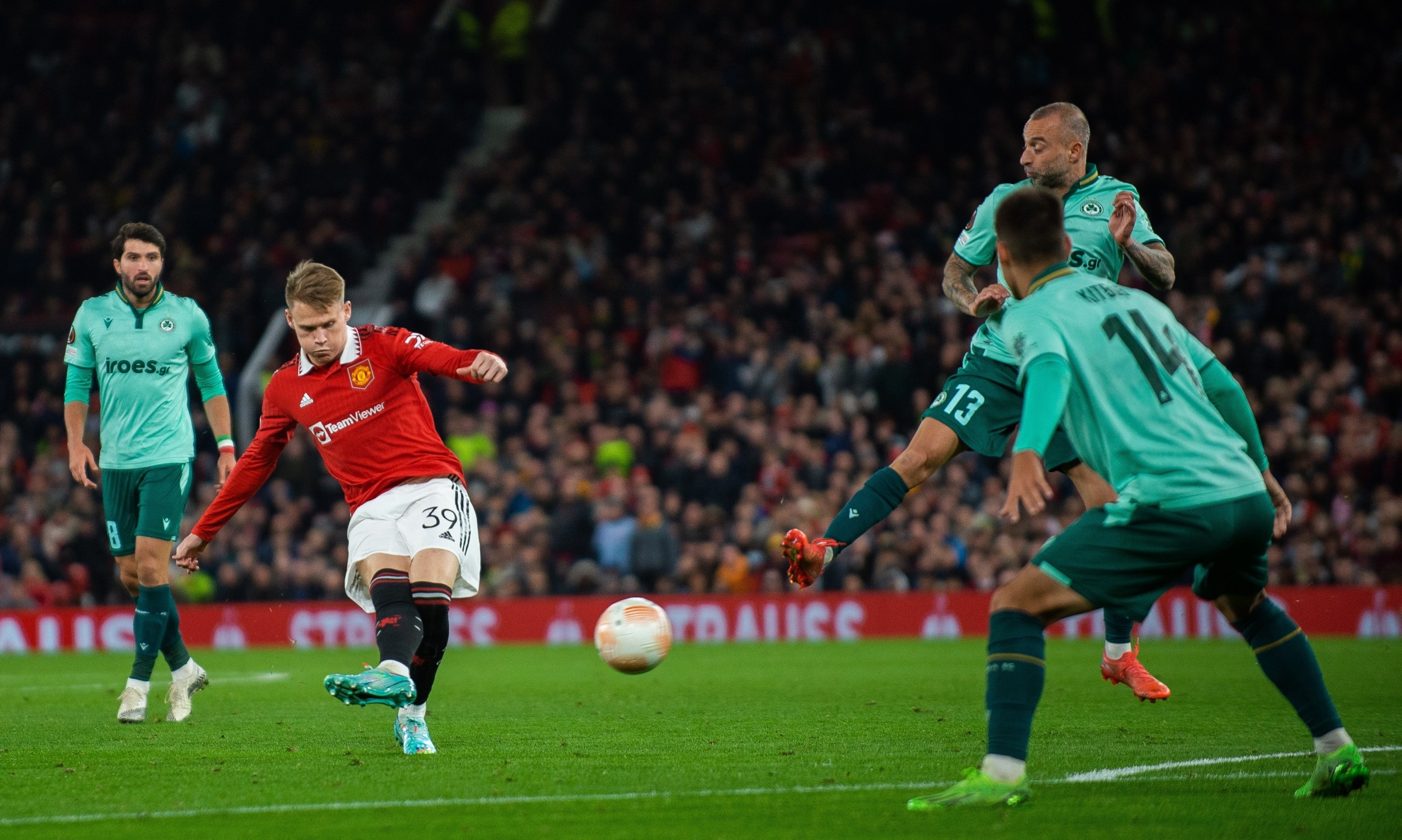 MU ban lo Maguire,  Sancho anh 3