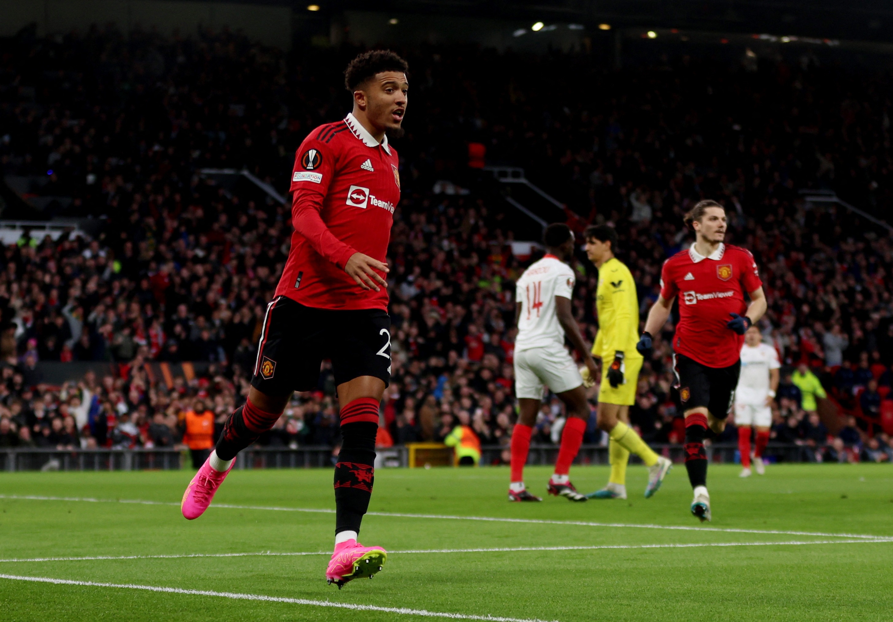 MU ban lo Maguire, Sancho hinh anh